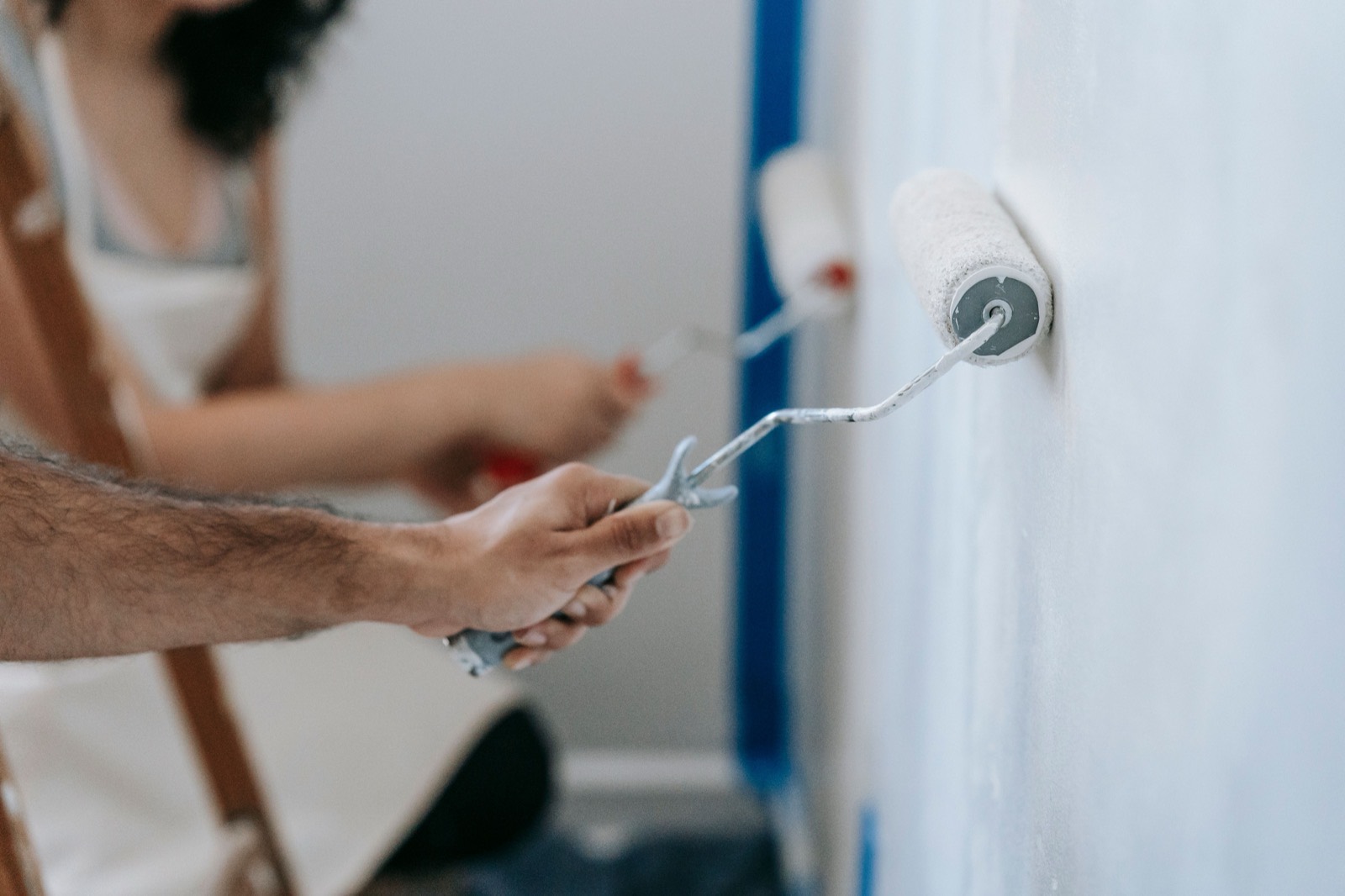 Application d'une peinture murale blanche au rouleau